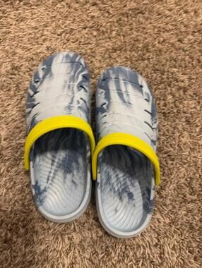 Rugged Shark Boys Blue Yellow Tie-Dye Slip-On Clogs Size 6